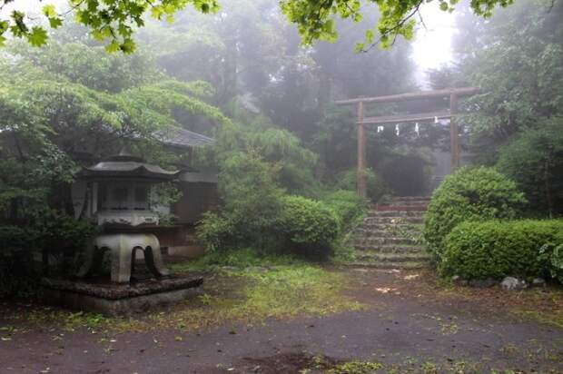 Храм в Фудзиномия, Япония. | Фото: atlasobscura.com.