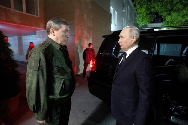 Путин заслушал доклад Герасимова об СВО в ростовском штабе