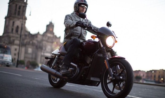 Harley-Davidson Street 500 на дороге. Harley-Davidson Street 500 на дороге.
