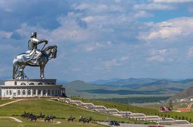 На 68-м месте 40-метровая конная статуя Чингисхана в Цонжин-Болдоге, недалеко от Улан-Батора, столицы Монголии. Это крупнейшая конная статуя в мире в мире, высота, красота, люди, памятник, подборка, статуя, факты