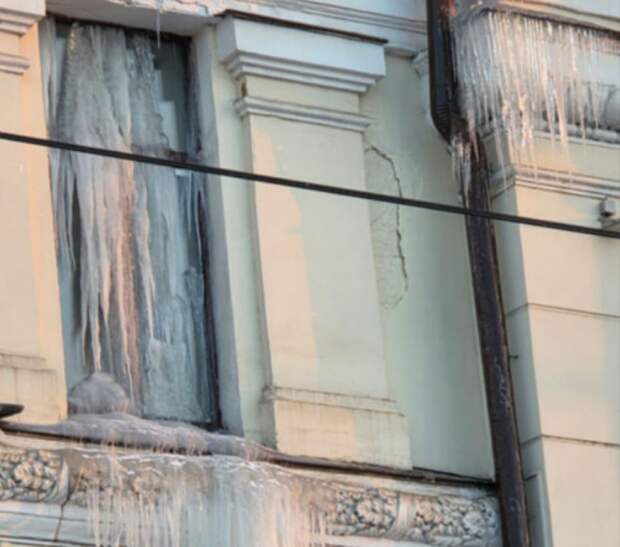 В Туле образовались сосульки на фасаде Московского вокзала