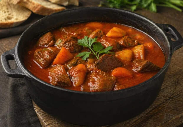 Не варите, а томите: как приготовить идеальный гуляш из говядины за 1,5 часа без скороварки