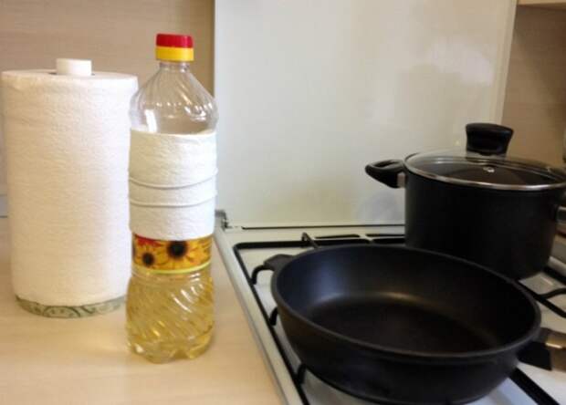 Чтобы капли не скатывались по бутылке, оберните ее бумажным полотенцем. / Фото: redsol.ru