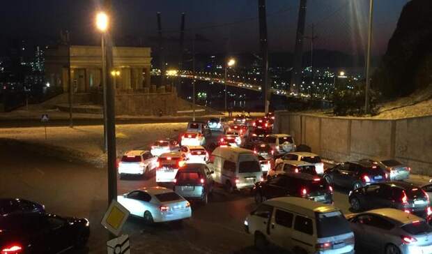 Центр колом, такси не едет: масштабные пробки снова сковали Владивосток