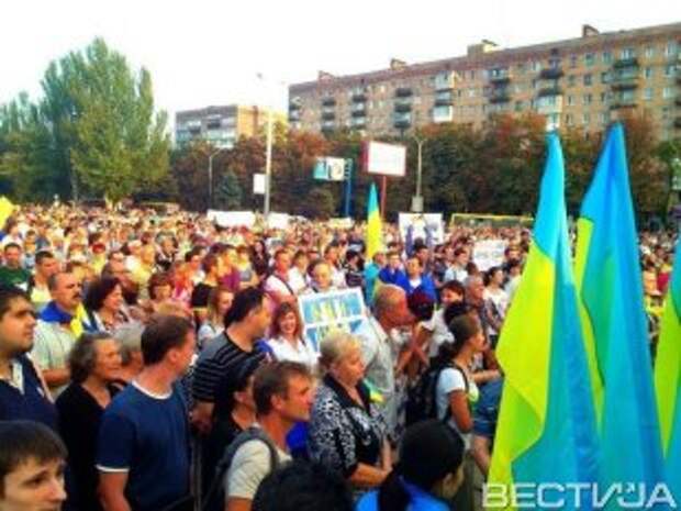 Жители Мариуполя вышли на антивоенный митинг Жители Мариуполя вышли на антивоенный митинг