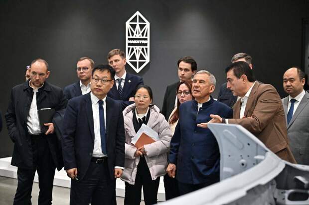 Минниханов в рамках рабочей поездки в Китай посетил производство автомобилей Maextro