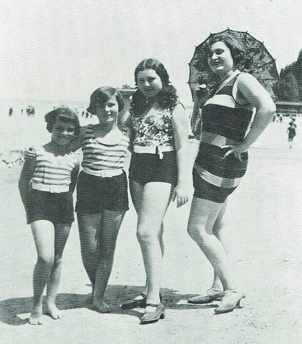 Джоли Габор со своими дочками.
