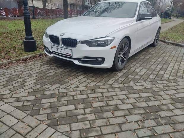 Стоит на тротуаре, мешает людям пройти