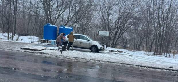 Самое время мыть машину из бочки