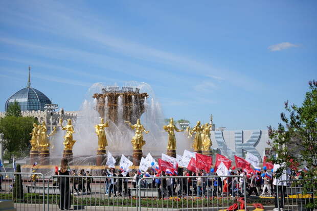 В первомайском шествии на выставке «Россия» приняла участие делегация из Санкт-Петербурга