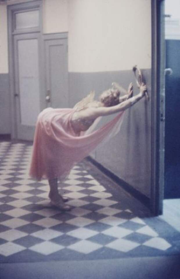 Фотограф Гордон Паркс показал закулисную жизнь эротических танцовщиц в далеком 1958 году