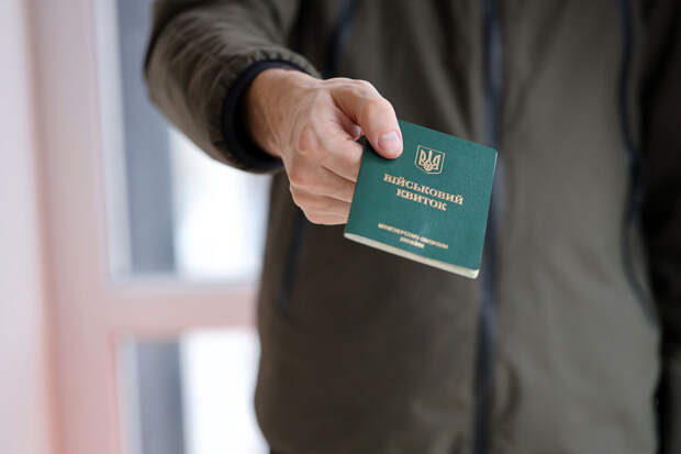 В Киеве спасавшийся от сотрудников ТЦК мужчина провалился под лед на Днепре