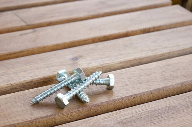 Как выкрутить сорванный винт за пару минут: лайфхак с резиной