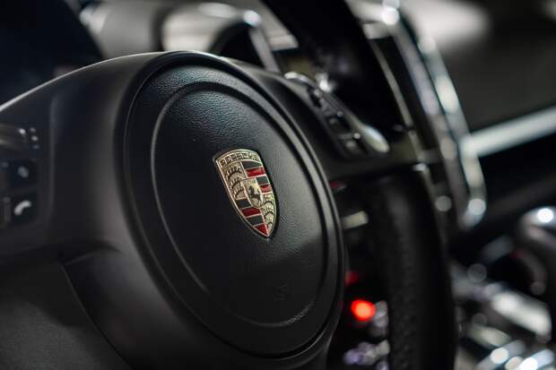 В России из-за удаленной блокировки заглохли сотни Porsche и BMW