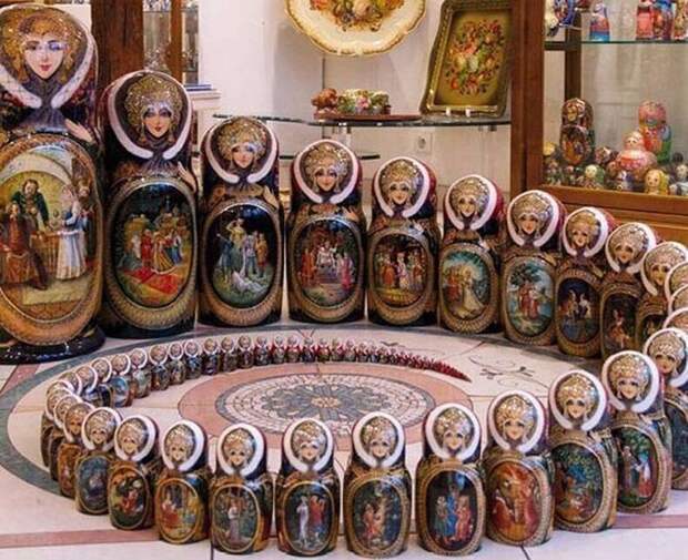Самый большой набор матрёшек, состоит из 51 куклы. Автор Юлия Березницкая. Размер самой крупной куклы -53.97 см, а самой маленькой - 0.31 см Самый большой набор матрёшек, состоит из 51 куклы. Автор Юлия Березницкая. Размер самой крупной куклы -53.97 см, а самой маленькой - 0.31 см