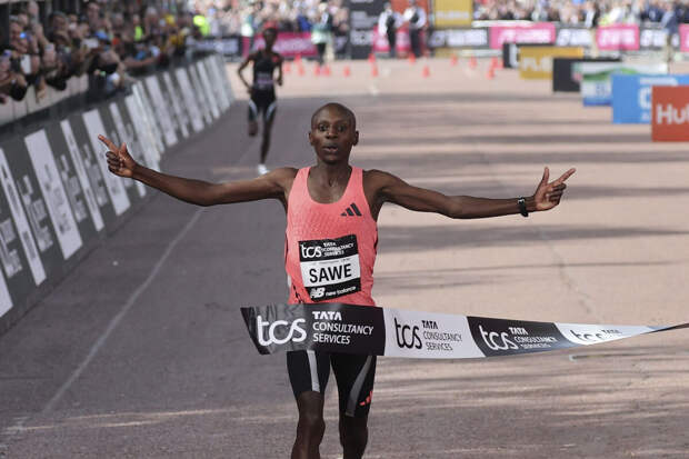 Бегун Саве установил новый мировой рекорд в марафоне, выбежав из двух часов