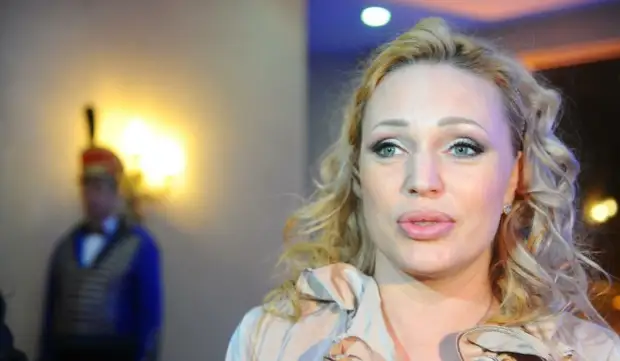 «Кусочек плода уже торчал»: Истекающая кровью беременная Довлатова зашила матку после ДТП