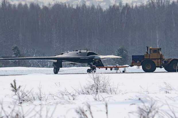 Учебное бомбометание с БПЛА С-70БПЛА С-70: «Охотник» выходит на охоту Скоро завершится период разработки, испытаний и доработки перспективного тяжёлого разведывательно-ударного беспилотника С-70...-2