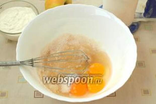 Отмерять 200 г сахара, высыпать в миску и добавить яйца. Взбить яйца с сахаром используя венчик.