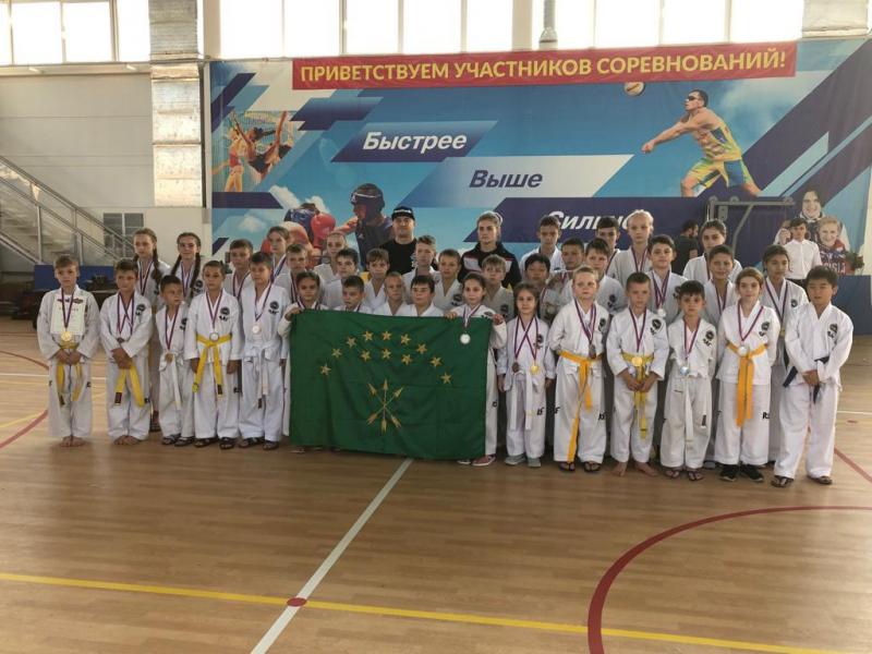 Спортсмены из Адыгеи завоевали 13 золотых медалей на Чемпионате по тхэквондо в Краснодаре