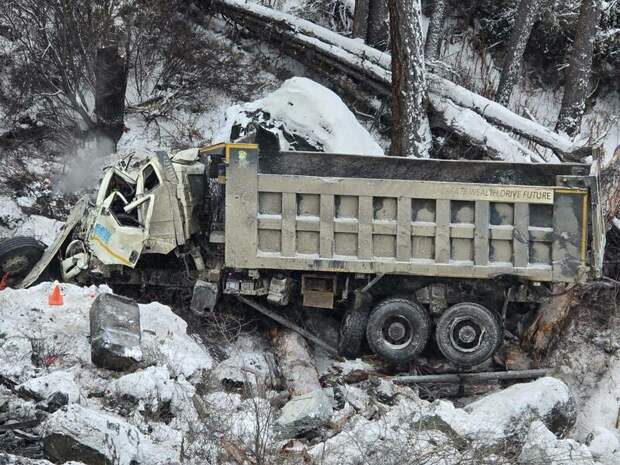 Грузовик упал с обрыва