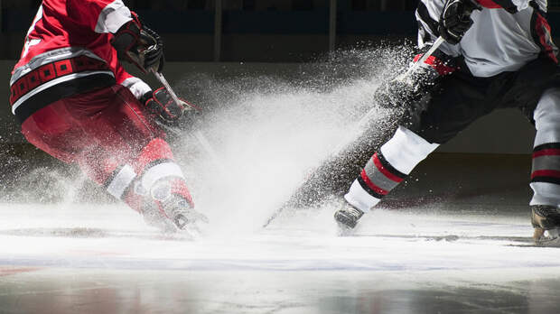 Кручинин разбил лицо нападающему «Северстали» после удара в борт и получил удаление до конца матча