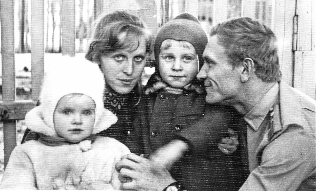 Супруги Шатских с детьми — Виктором и Марией