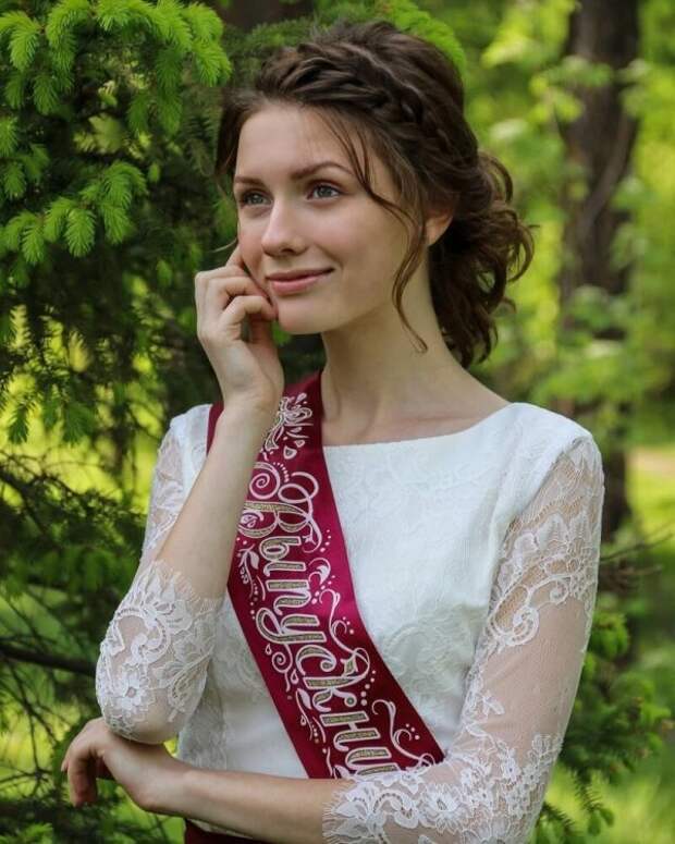 Каблуки, чулки, банты. Ослепительные выпускницы школ 2019 года