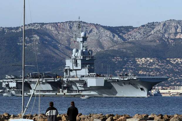 Французский авианосец с ударной группой вошел в Средиземное море