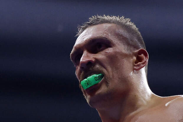 Российский боксер Ковалев поздравил украинца Усика с победой над британцем Фьюри