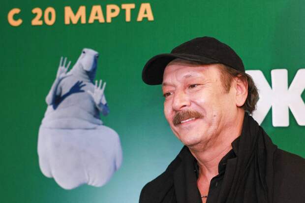 Владислав Ветров, 62 года, пришёл на премьеру «Петрушки» с 24‑летней возлюбленной