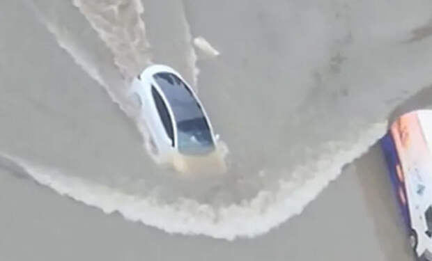 Tesla на затопленной улице Дубая перешла в режим подводной лодки: пассажир снял видео из кабины
