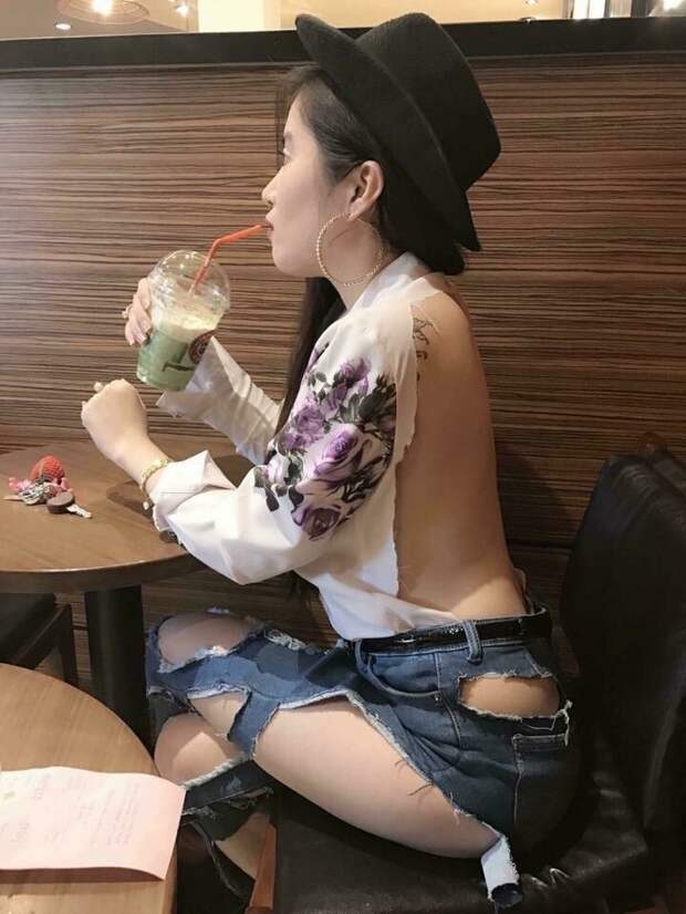 На неё напала стая собак?