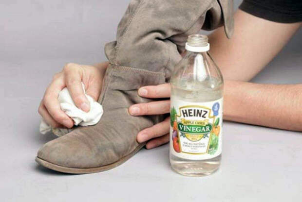 Очистить замшевую обувь от соли.