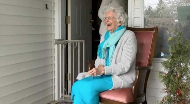 Бабушка каждый день провожала детей до школы, и когда ей понадобилась помощь, они отплатили тем же