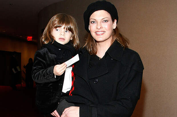 Линда Евангелиста опубликовала редкое фото сына от Франсуа-Анри Пино