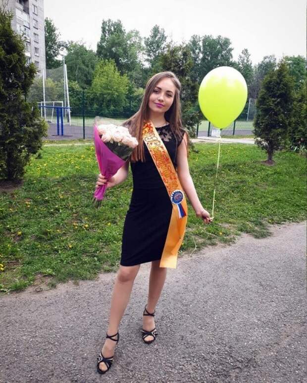 Каблуки, чулки, банты. Ослепительные выпускницы школ 2019 года