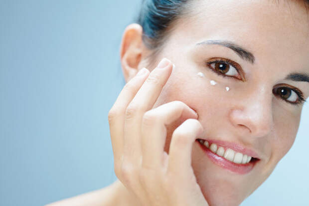 Как ухаживать за кожей вокруг глаз: 5 главных советов