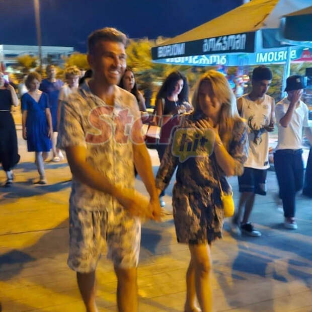 60-летняя Алена Апина уехала из России молодым массажистом