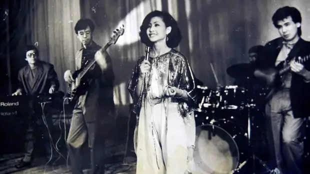 Роза Рымбаева. Путь к успеху. Ее супруг не дожил три месяца до рождения второго сына. Как живет певица и кто ее дети?