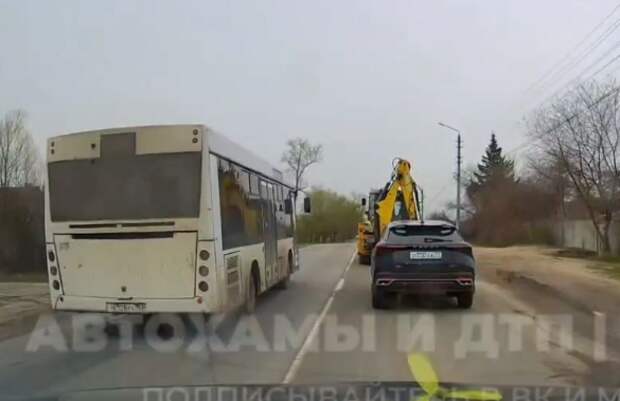 В Туле автобус с самарскими номерами выехал на встречную полосу на Скуратовской улице