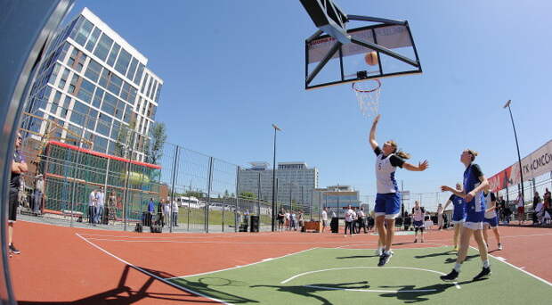 На Михайловской набережной в Новосибирске открыли профессиональную баскетбольную площадку. ФОТО