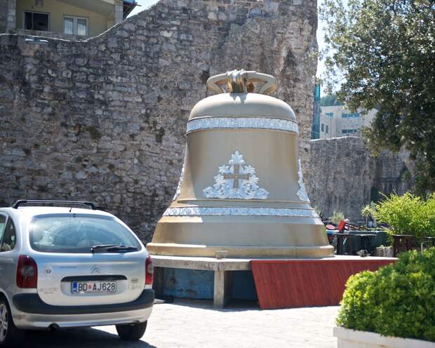 Колокол около крепостных стен