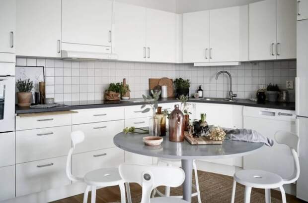 Белая кухня пугает своей маркостью, но является прекрасным фоном для аксессуаров любого цвета: текстиля, посуды и прочих мелочей. В маленьком помещении выбор белого - способ визуально увеличить пространство. / Фото: interior.ru