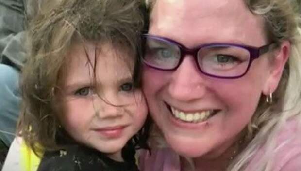 Трехлетняя девочка потерялась в лесу; полицейская операция не принесла результата. Спасителем малышки стал старый полуслепой пес