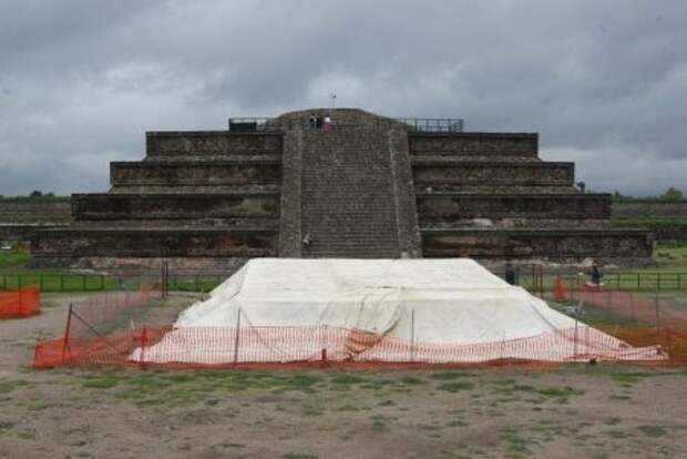 Под пирамидой в Теотиуакане обнаружен 100-метровый тоннель (12 фото)