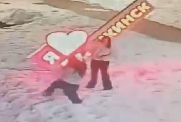 Российские подростки устроили фотосессию со стелой и стащили ее