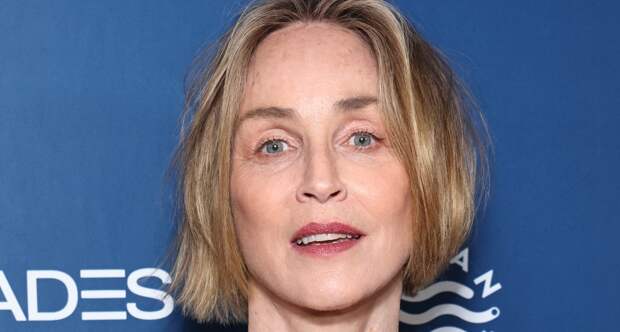 Актриса Шэрон Стоун выложила фото в бюстгальтере на кровати