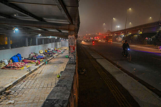 Россиянин описал спящих на обочинах дорог в Индии людей фразой «за отель платить не надо»