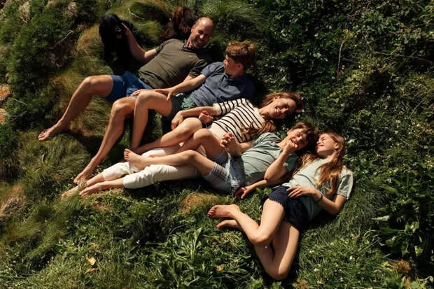 Принцесса Кейт Миддлтон и принц Уильям снялись с детьми в честь годовщины свадьбы